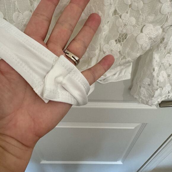 Lulus Blossom On Over White Lace Faux Wrap Bodysuit NWT Women’s M Long Sleeves - Picture 7 of 13